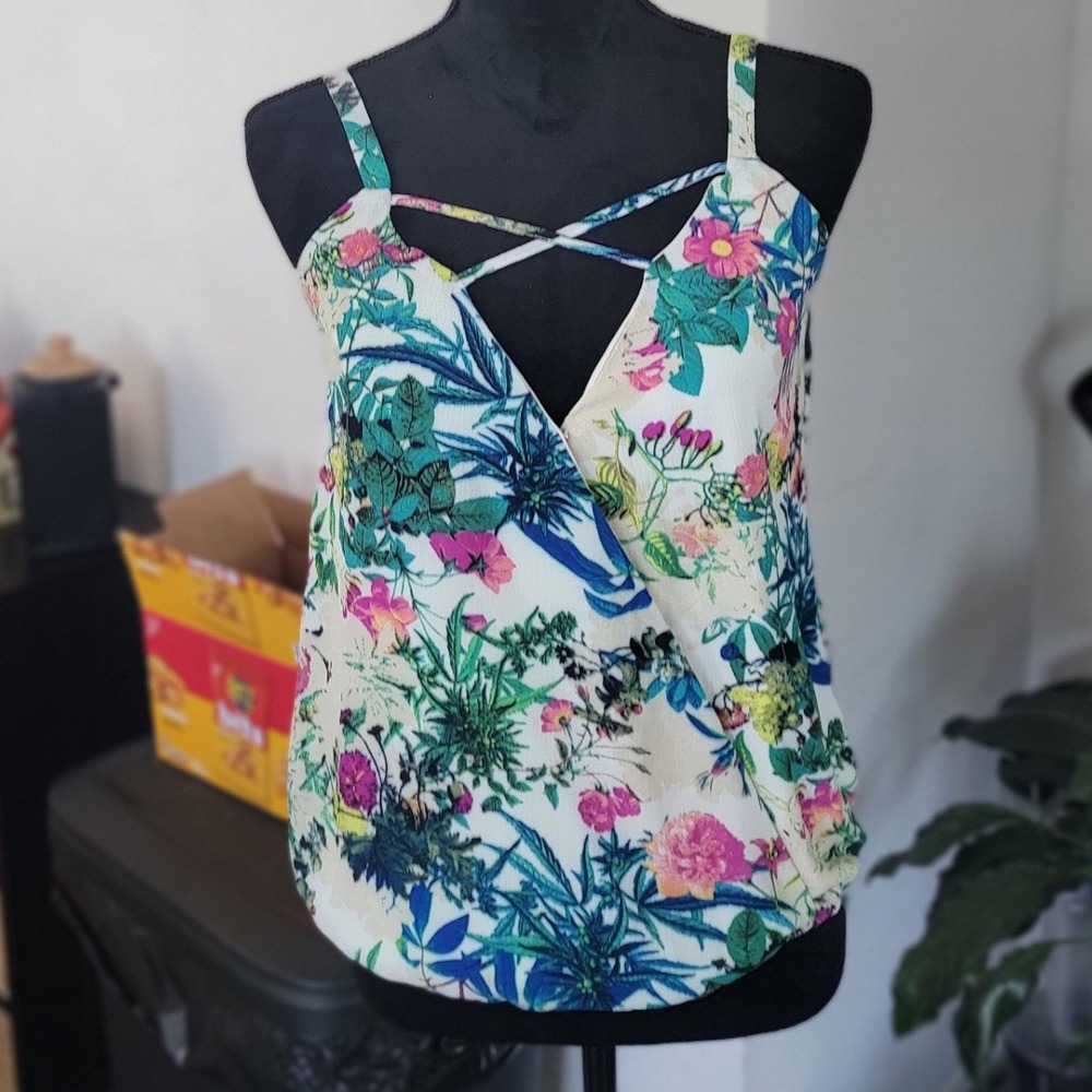 Bobeau Women's Sleeveless Top‎ Floral Design